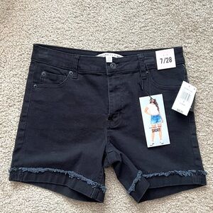 Brand new with tag celebrity pink mid rise fray short in black color size 7/28